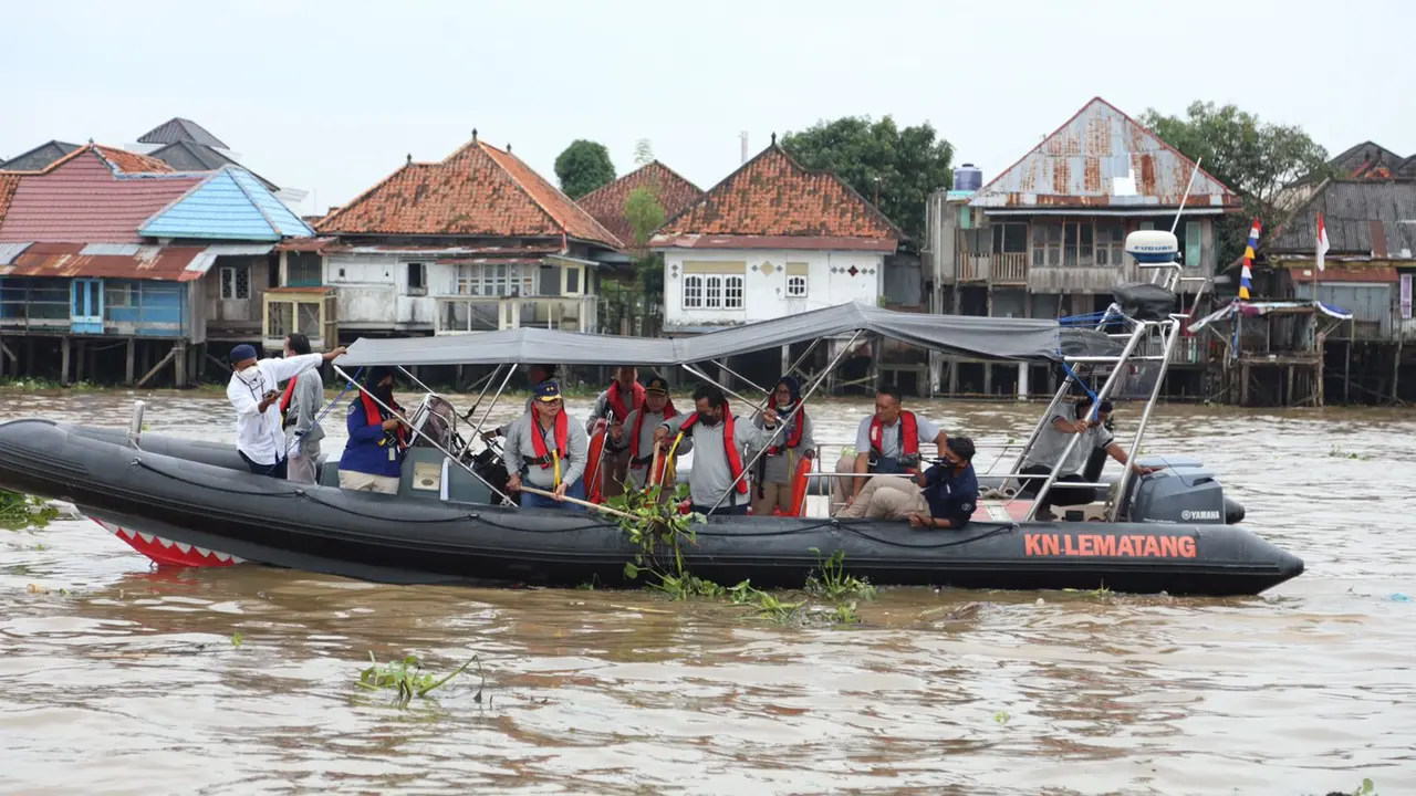Kementerian Perhubungan melaksanakan Gerakan Bersih Laut dan Pantai di wilayah Distrik Navigasi Kelas I Palembang pada Selasa (13/9)