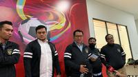 Ketua Komite Pemilihan (KP) Amir Burhanudin (tengah) saat mengumumkan daftar bakal calon ketum, waketum, dan exco PSSI periode 2023-2027 di Kantor PSSI, GBK Arena, Jakarta pada Senin (16/1/2023).
