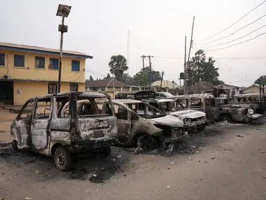Kendaraan yang terbakar diparkir di luar markas komando polisi di Owerri, Nigeria, Senin (5/4/2021). Lebih dari 1.800 narapidana melarikan diri setelah sekelompok orang bersenjata menyerang sebuah penjara di kota tenggara Nigeria menggunakan peledak. (AP Photo/David Dosunmu)