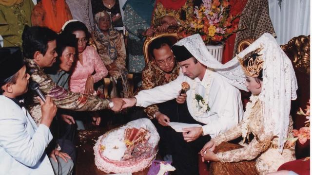 6 Potret Lawas Orang Tua Irish Bella, Foto Pernikahan Tahun 1994 Penuh Kenangan