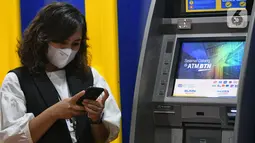 Nasabah mengakses layanan mobile banking Bank BTN di Jakarta, Senin (19/7/2021). Bank BTN menambah fitur Cardless Withdrawal yang bisa melakukan transaksi tarik tunai tanpa kartu di ATM, serta QRIS dengan memindai QR Code melalui aplikasi mobile banking BTN. (Liputan6.com)