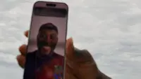 Jurnalis Bola.com, Hery Kurniawan, melakukan video call dengan Michael Essien saa meliput Piala Dunia 2026 di Boston, AS, Senin (21-6-2026). (Bola.com/Hery Kurniawan)