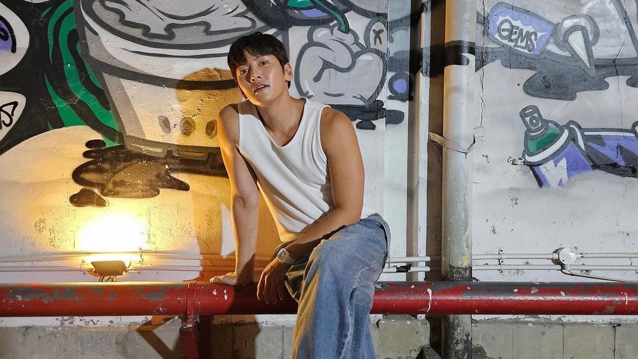 6 Gaya Ji Chang Wook Terkena Angin Jakarta, Melokal Main ke Blok M Pakai Kutang