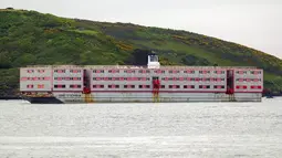 Kapal tiga lantai itu akan menampung sekitar 500 imigran saat berada di Pelabuhan Portland, lepas pantai kota Weymouth. (Matt Keeble/PA via AP)
