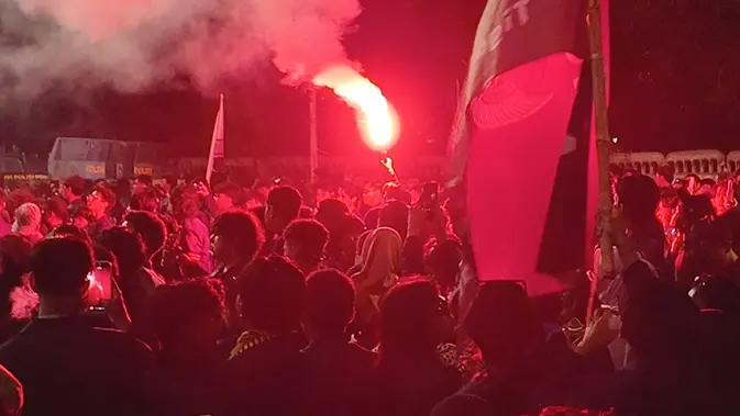 Momen Massa Trisakti Bakar Flare Sebelum Bubarkan Diri