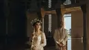 Sementara itu, Ribka memancarkan pesona anggun dalam balutan kebaya full brokat putih dengan detail kerah boatneck rancangan @myrnamyura. [@morden.co].