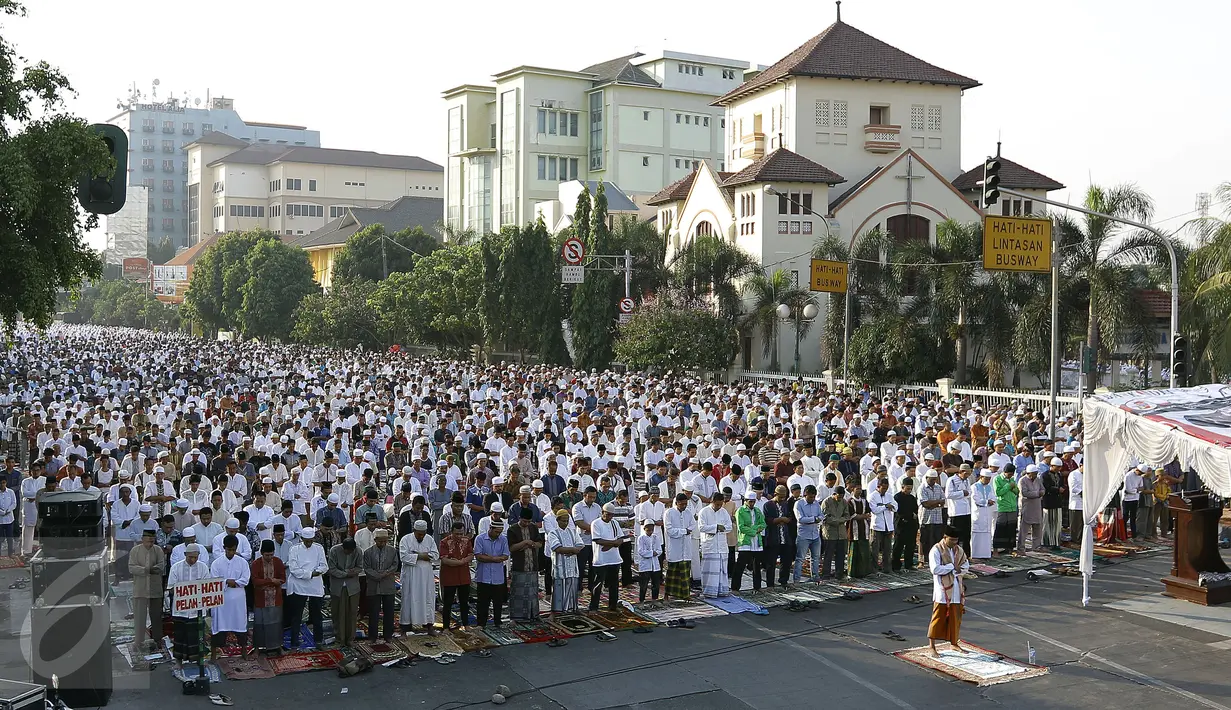Umat Muslim di kawasan Jatinegara dan sekitarnya melaksanakan sholat Idul Adha 1436 H, Jakarta, Kamis (24/9/2015). Ruas Jalan Jatinegara Barat disulap menjadi tempat pelaksanaan salat. (Liputan6.com/Yoppy Renato)