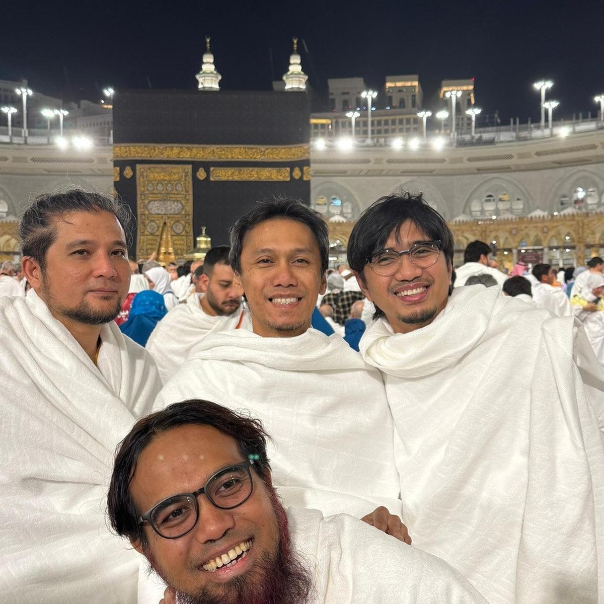Pakai Baju Ihram, Potret Personel Sheila On 7 Umrah Bareng Sakti - Banjir Pujian Netizen