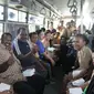 Bupati dan siswa di bus sekolah Sorong