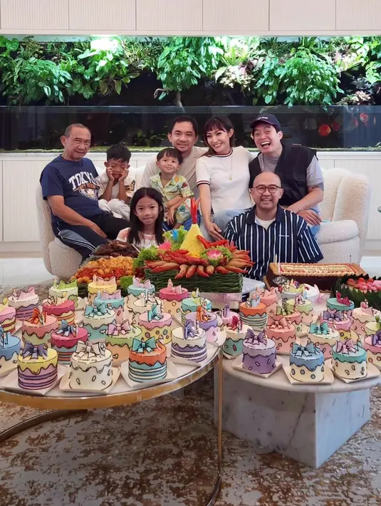 39 kue ulang tahun yang dipesan untuk dirinya sendiri itu juga ada tulisan doa dan harapannya. [Instagram/mrsayudewi]