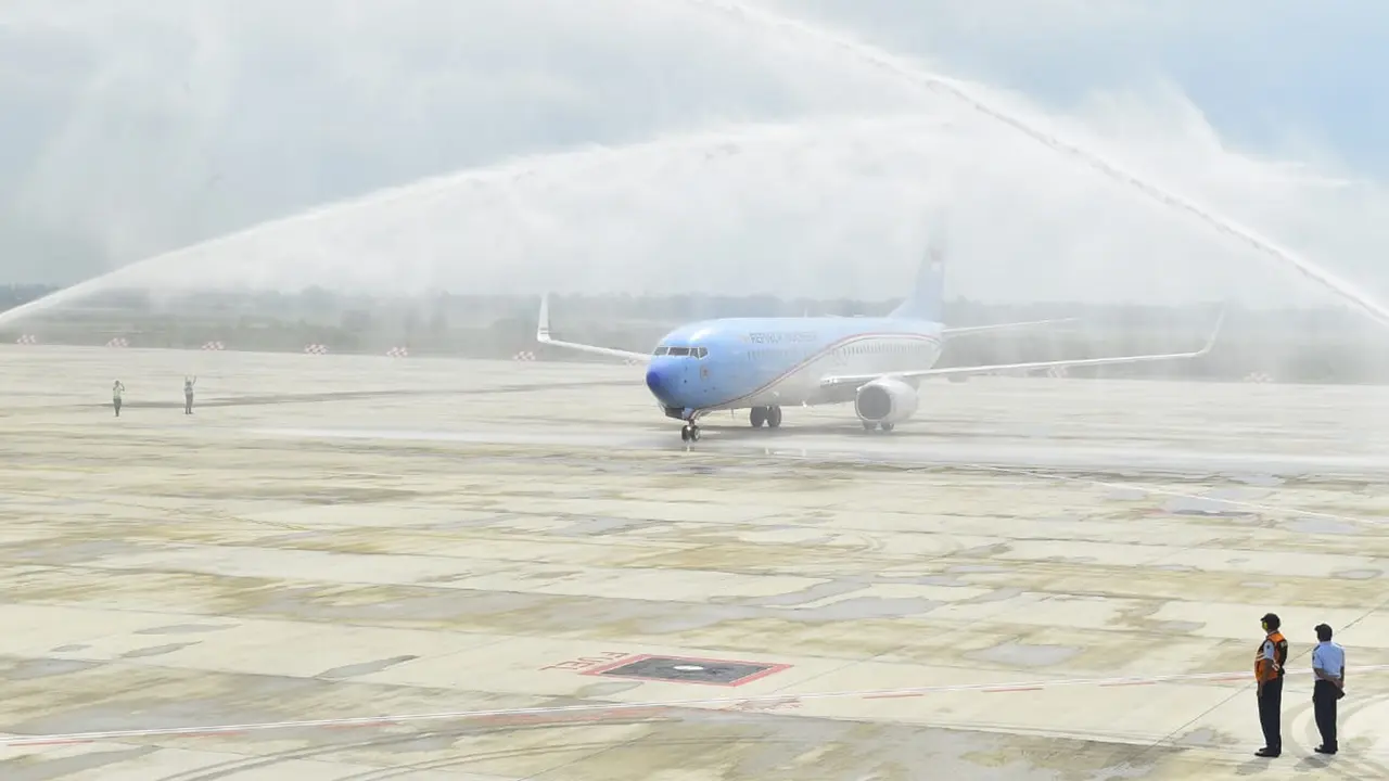 Pesawat Kepresidenan Mendarat Perdana di Bandara Kertajati