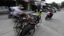 Aktifitas becak di Kampung Bahari, Tanjung Priok, Jakarta, Selasa (16/1). Anies beralasan dengan beroperasinya becak, keadilan peluang ekonomi kembali didapatkan warga yang tersingkir karena kebijakan larangan operasional. (Liputan6.com/Faizal Fanani)