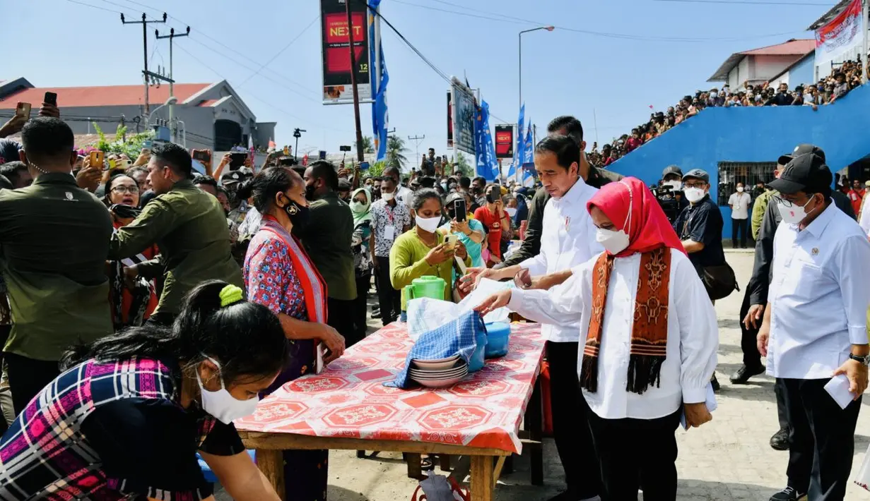 <p>Mengakhiri kunjungan tiga harinya di NTT, Presiden Jokowi dan Iriana Jokowi mengunjungi Pasar Inpres Mentawai. Iriana Jokowi mengenakan aksesori mencolok, seperti hijab berwarna merah dan sneakers berwarna merah dari Gucci. Ia pun juga mengenakan syal tenun berwarna oranye yang dikalungkan di dada. (Sekretariat Presiden)</p>