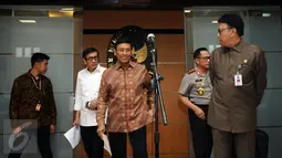 Menkopolhukam Wiranto (tengah) bersama Menkumham, Mendagri dan Kapolri jelang memberikan pernyataan di Jakarta, Senin (8/5). Wiranto mengumumkan pembubaran organisasi masyarakat Hizbut Tahrir Indonesia (HTI). (Liputan6.com/Helmi Fithriansyah)