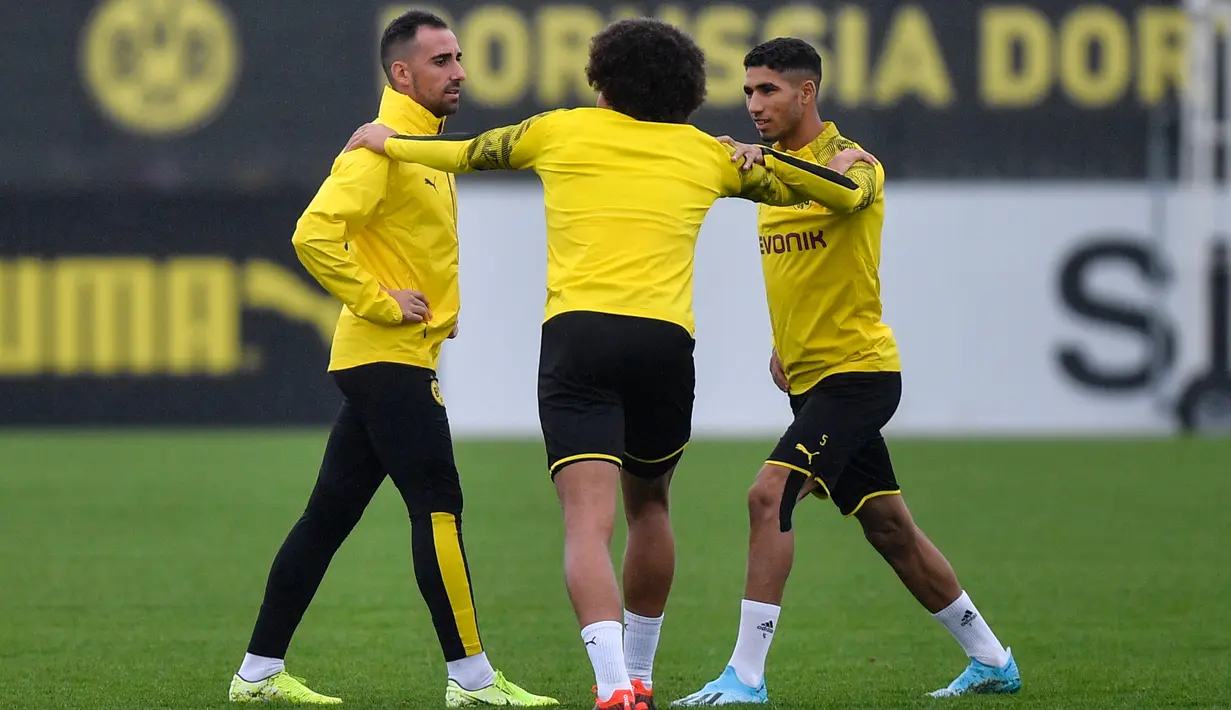 Pemain Borussia Dortmund Paco Alcacer (kiri) bersama Axel Witsel (tengah) dan Achraf Hakimi (kanan) berlatih di Dortmund, Jerman, Senin (16/9/2019). Dortmund siap menjamu Barcelona pada laga Grup F Liga Champions di Signal Iduna Park. (AP Photo/Martin Meissner)