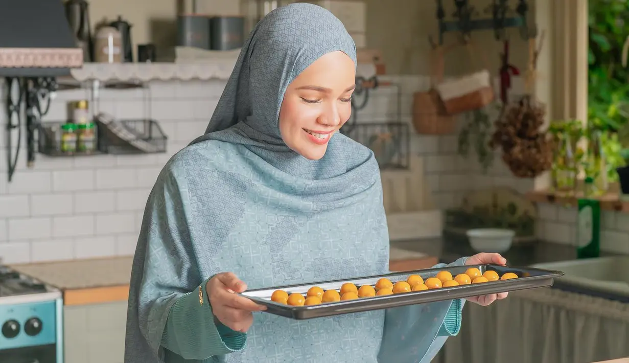 Look ketiga adalah menyampirkan baiti ke bahu dengan alat bantu peniti. Untuk tampilan formal dan cocok untuk gaya Lebaran. [Foto: @doa.indonesia]