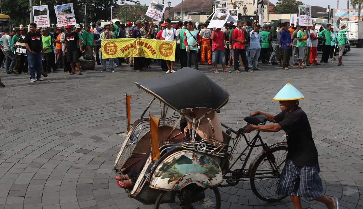 Kelompok pengemudi becak motor bersama aktivis melakukan aksi di titik Nol kilometer Yogyakarta, Senin (22/4). Aksi memperingati Hari Bumi ini diisi dengan ajakan kepada masyakarat untuk mengurangi sampah dan penggunaan plastik. (Liputan6.com/Helmi Fithriansyah)