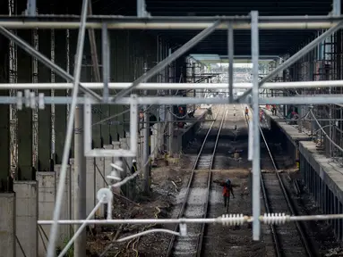  Sejumlah pekerja menyelesaikan proyek pembangunan stasiun kereta Bandara Soekarno-Hatta di Stasiun Sudirman Baru, Jakarta, Jumat (19/5). (Liputan6.com/Faizal Fanani)