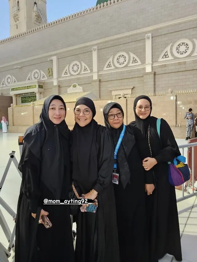 Umi Kalsum, Ayah Ojak umroh bareng Besan