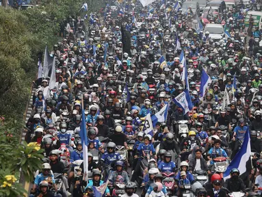 Keberhasilan Persib Bandung menjuarai Championship Series BRI Liga 1 2023/2024 usai mangalahkan Madura United dalam laga final dua leg membuat para bobotoh, sebutan para pendukung Maung Bandung memberikan sambutan meriah untuk menyambut kedatangan tim kesayangannya. Menjelang kedatangan skuad persib, para bobotoh terlebih dahulu melakukan pawai yang membirukan jalan-jalan di Kota Bandung, Sabtu (1/6/2024). (Bola.com/M Iqbal Ichsan)