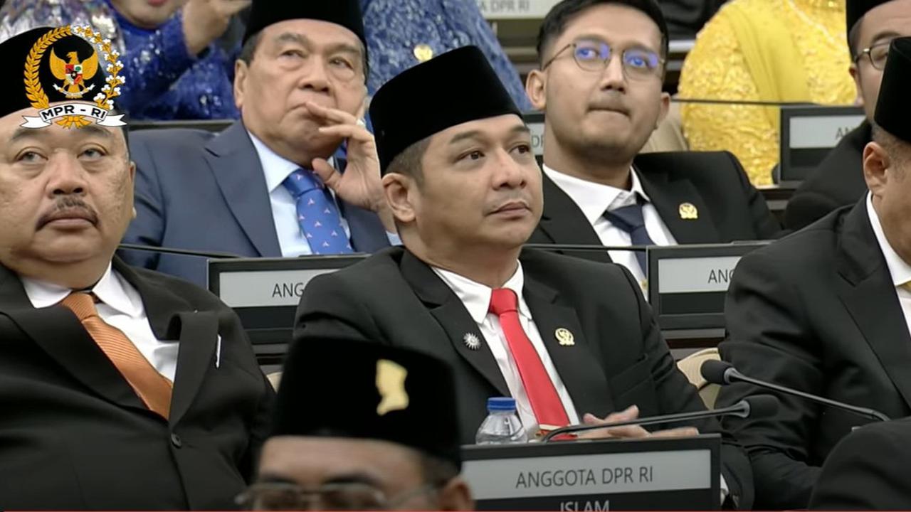 VIDEO: Momen Pasha Ungu Dekati Jokowi, Sempat Bisik-Bisik ke Asisten Ajudan di DPR