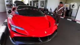 Dari salah satu lokasi yang digeledah, tim penyidik Kejaksaan Agung (Kejagung) menyita empat mobil mewah. (Liputan6.com/Herman Zakharia)