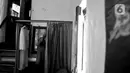 Pekerja saat merapikan ruang ganti pendeta di Gereja Tugu, Semper, Jakarta, Selasa (24/12/2019). (merdeka.com/Iqbal Nugroho)