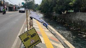 Trotoar di Jalan Sawangan Depok Ambles, Padahal Baru Setahun Dibangun
