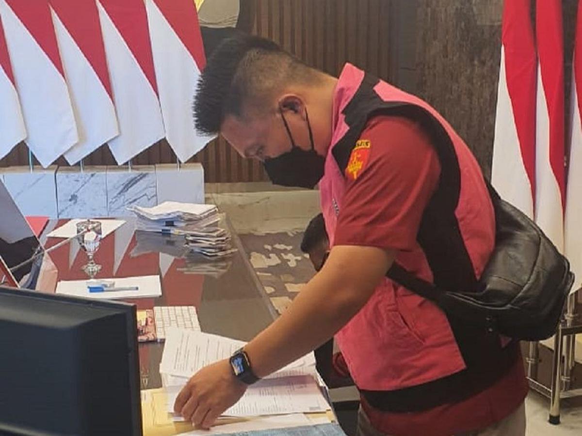 Terkait nama yang beredar di publik dan media sosial, Achmad mengatakan yang paling tahu adalah Direktur Utama BAKTI, karena pada saat itu sebagai kuasa pengguna anggaran. "Pak Anang (Anang Achmad Latif) yang lebih mengetahui hal itu," ujar dia.