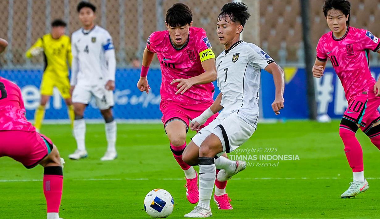 Timnas Indonesia U-17 menorehkan sejarah di Piala Asia U-17 2025. Garuda Asia untuk pertama kalinya berhasil meraih kemenangan atas Korea Selatan U-17 di kompetisi resmi. (Dok PSSI)