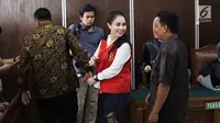 Terdakwa kasus narkoba Jennifer Dunn usai menjalani  sidang lanjutan di PN Jakarta Selatan, Kamis (24/5). Aktris cantik 28 tahun ini dituntut 8 bulan penjara dikurangi masa tahanan. (Liputan6.com/Faizal Fanani)