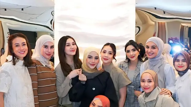 Ayu Dewi kenakan Koleksi Terbaru Noora by Aurel Hermansyah. Dok. Aurel Hermansyah