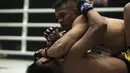 Petarung Indonesia, Eko Roni Saputra, saat melawan petarung Kamboja, Khon Sichan, di ajang One Championship, One: Warrior's Code di Istora Senayan, Jakarta, Jumat (7/2). Eko Roni menang mudah atas Khon Sichan. (Bola.com/Yoppy Renato)