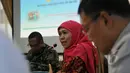 Menteri Sosial Khofifah menjelaskan tentang rencana pemerintah yang akan mengeluarkan “kartu sakti” tehap kedua”, Jakarta, Kamis (23/4/2015). Pertemuan tersebut dihadiri perwakilan 12 Bupati dan Walikota. (Liputan6.com/Johan Tallo)