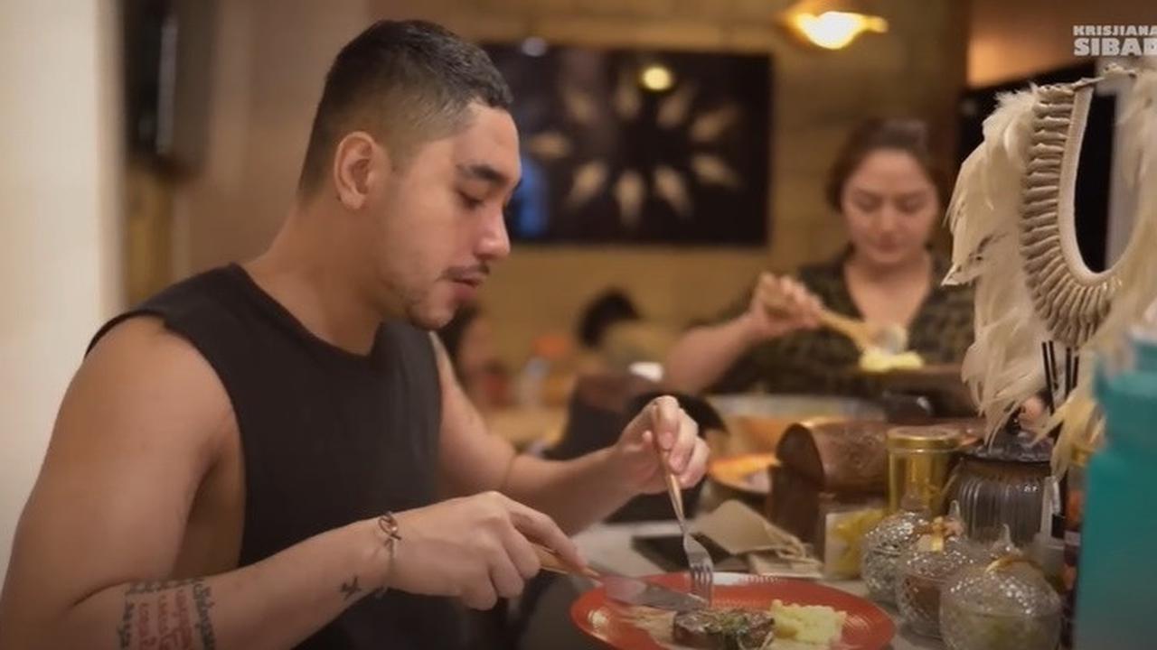 8 Potret Dapur Siti Badriah yang Jarang Tersorot, Konsep Open Space - Nuansa Hangat Sentuhan Kayu