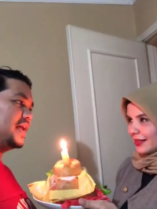 Meski sudah berlangsung selama beberapa tahun, namun kejutan yang ia dapatkan memang selalu berbeda di setiap tahunnya. (Instagram/indrabekti)