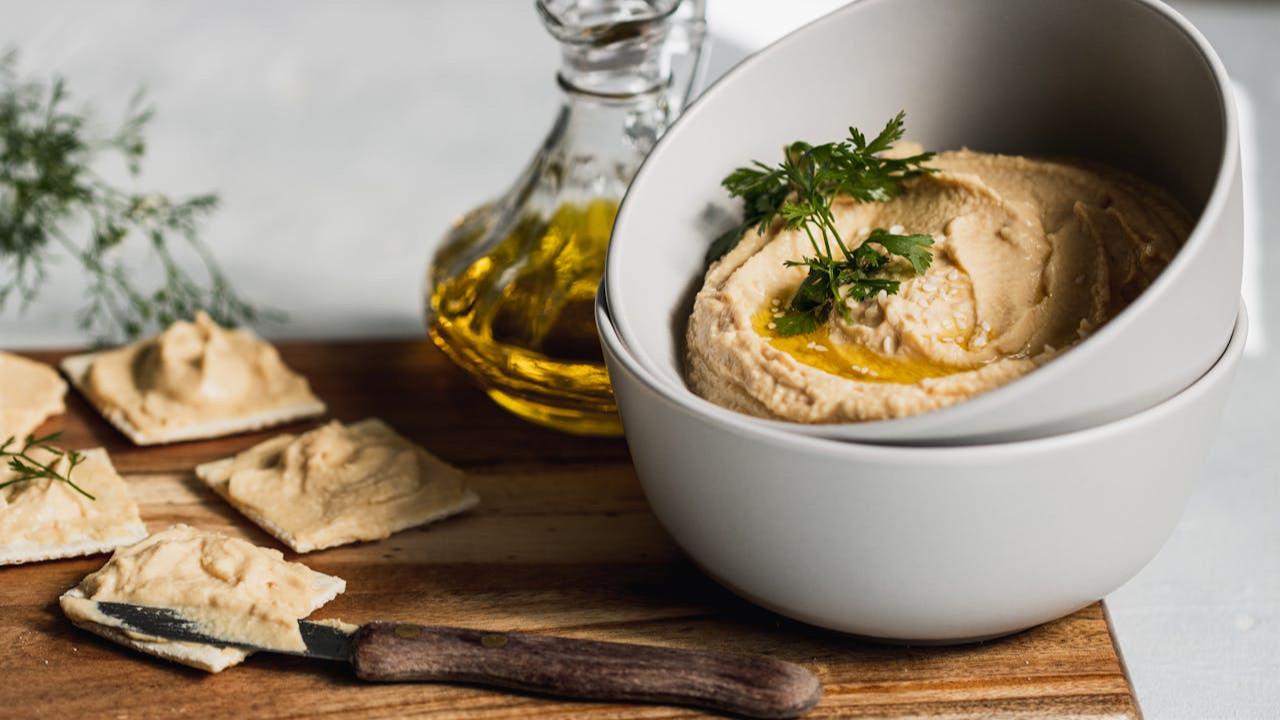 Ilustrasi Hummus dan Crackers Gandum