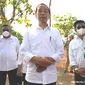 Presiden Joko Widodo (Jokowi) saat berkunjung ke Desa Giriroto, Boyolali, Jawa Tengah, untuk melakukan penanaman bibit kelapa genjah.