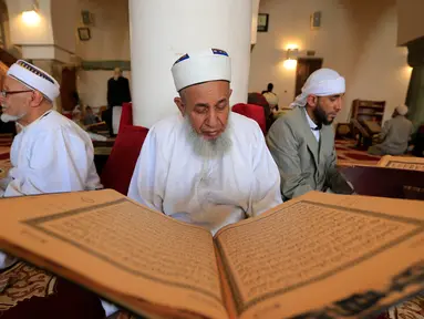 Seorang pria Yaman membaca Alquran di Masjid Agung Sanaa pada 6 Maret 2025, saat bulan suci Ramadan. (MOHAMMED HUWAIS/AFP)