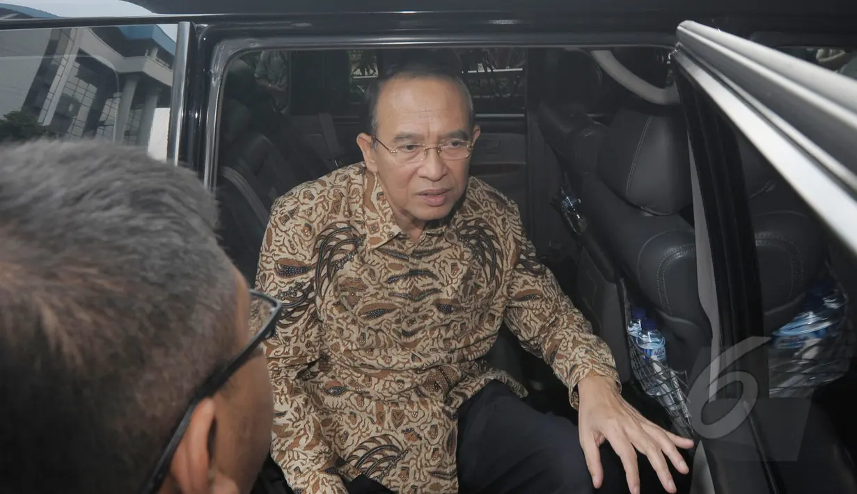 Mantan Menteri Agama Suryadharma Ali atau SDA saat tiba di Gedung KPK, Jakarta, Jumat (10/4/2015). SDA akan diperiksa sebagai tersangka kasus dugaan korupsi penyelenggaraan haji di Kementerian Agama 2012-2013. (Liputan6.com/Herman Zakharia)