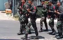 Pasukan TNI Lewat, Ibu ini 'Berani-beraninya' Langsung Ambil Selang lalu Siram Air para Prajurit