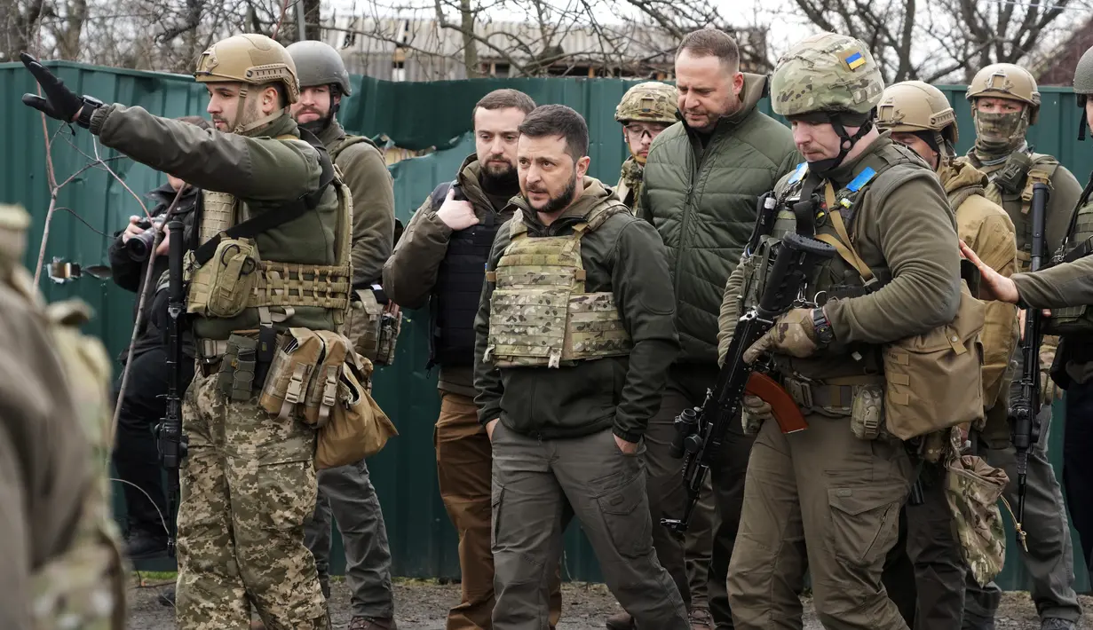 Presiden Ukraina Volodymyr Zelenskyy memeriksa lokasi pertempuran baru-baru ini di Bucha dekat dengan Kiev, Ukraina, Senin, 4 April 2022. (AP Photo/Efrem Lukatsky)