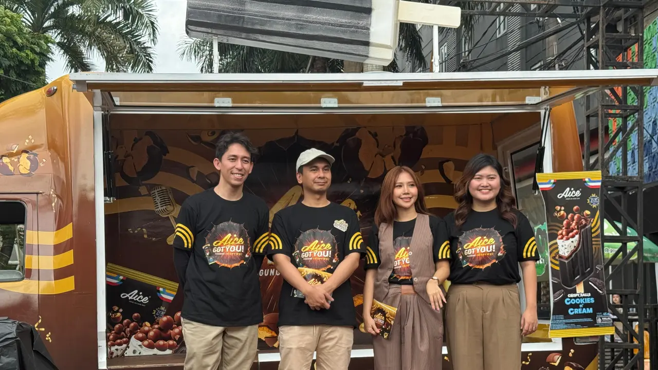 Potret Raditya Dika dan Natya Shina sebagai juri Aice Got You! Panggung Crispymu!