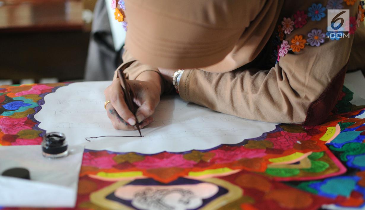 Peserta membuat kaligrafi kategori mushaf Alquran pada lomba MTQ Tingkat Kota Tangerang Selatan, Banten, Selasa (18/9). Lomba MTQ dilangsungkan pada tanggal 17 hingga 20 September 2018. (Merdeka.com/Arie Basuki)