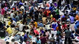 Orang-orang Bangladesh menunggu dalam antrean dibukanya loket tiket mudik lebaran di Stasiun Kereta Kamalapur, Dhaka, Kamis (23/5/2019). Di Bangladesh, jutaan orang akan kembali pulang ke kampung halamannya saat Hari Raya Idul Fitri tiba. (MUNIR UZ ZAMAN/AFP)