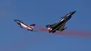 Pesawat jet tempur Cina J - 10 saat bermanuver dengan indah di provinsi Nakhon Ratchasima, Thailand, (24/11). Militer Thailand dan Cina mengadakan pertunjukan udara bersama untuk meningkatkan kerjasama militer. (REUTERS/Athit Perawongmetha)