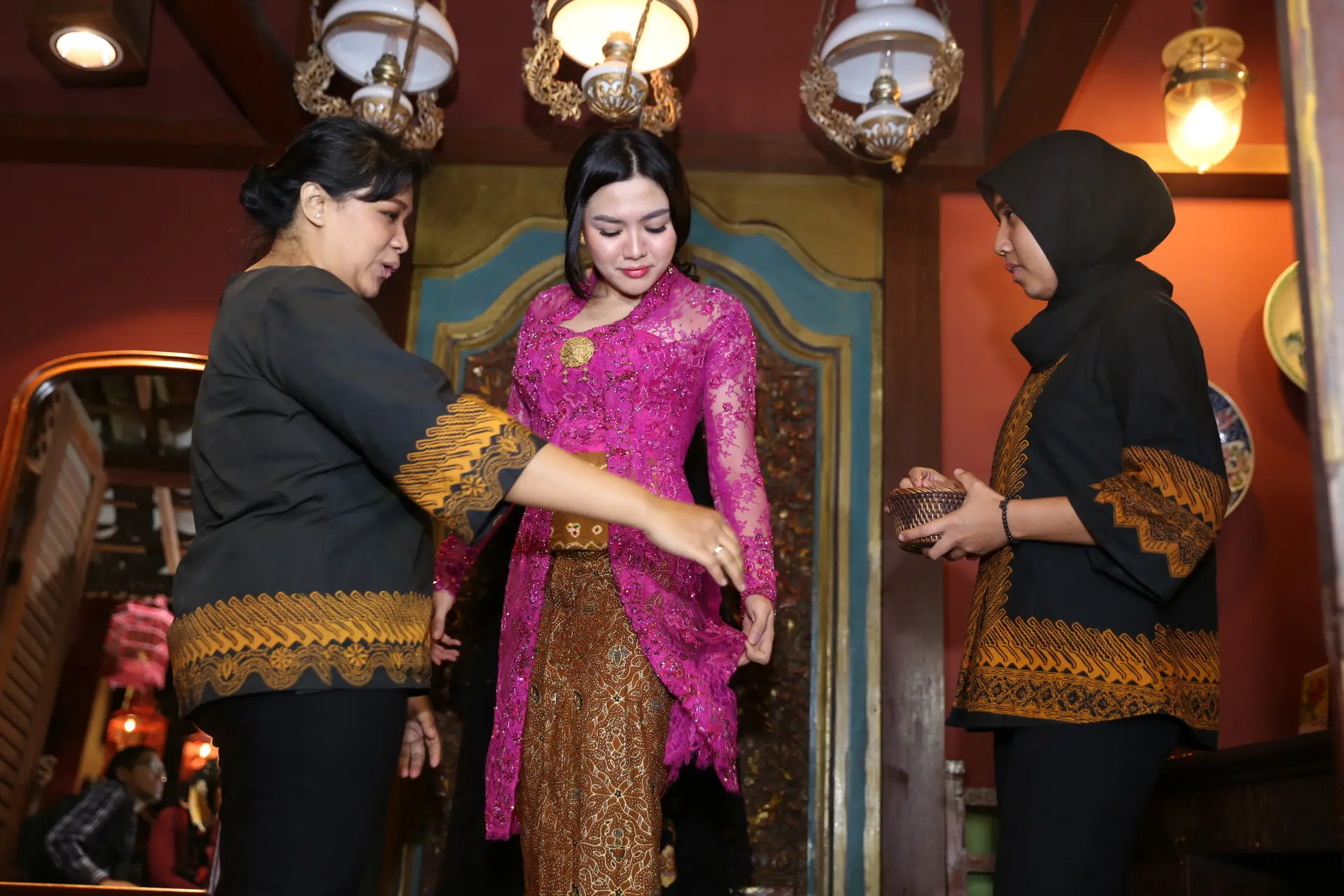 Vicky Shu saat fitting baju pengantin. Ia akhirnya mau terbuka perihal pernikahannya. (Adrian Putra/Bintang.com)