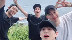 Potret Gaya Liburan ala V BTS