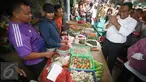 Calon Gubernur DKI Jakarta Anies Baswedan menyapa pedagang saat mengunjungi Pasar Bambu Kuning, Sunter Agung, Jakarta Utara, Senin (31/10). Di pasar tradisional tersebut, Anies mendengarkan keluhan pedagang. (Liputan6.com/Immanuel Antonius)