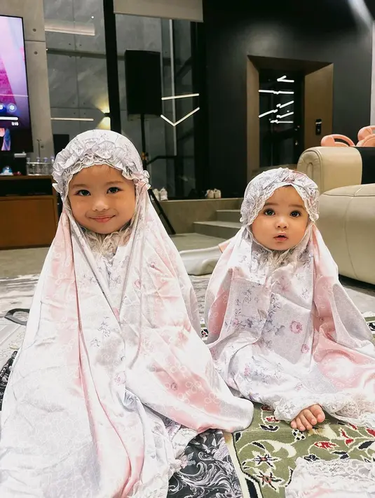 Ameena dan Azura. [Foto: Instagram/attahalilintar]